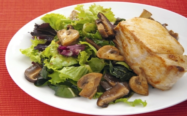Pescado asiático con ensalada de champiñones